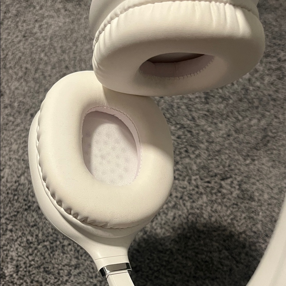 Over-Ear White Headphones - Picture 5 of 8